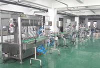 六頭臥式攪拌直線醬料灌裝機車間實拍