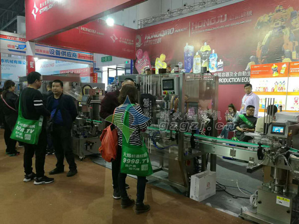 全自動雙頭醬料灌裝旋蓋一體機